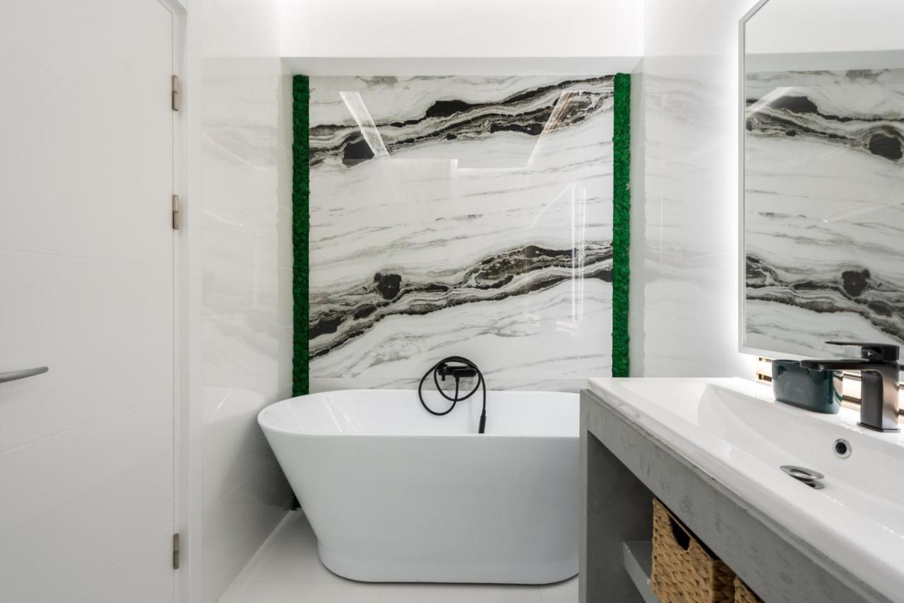 Appartamento Jungle Escape - Luxe 1-Br Haven In Bucarest Esterno foto