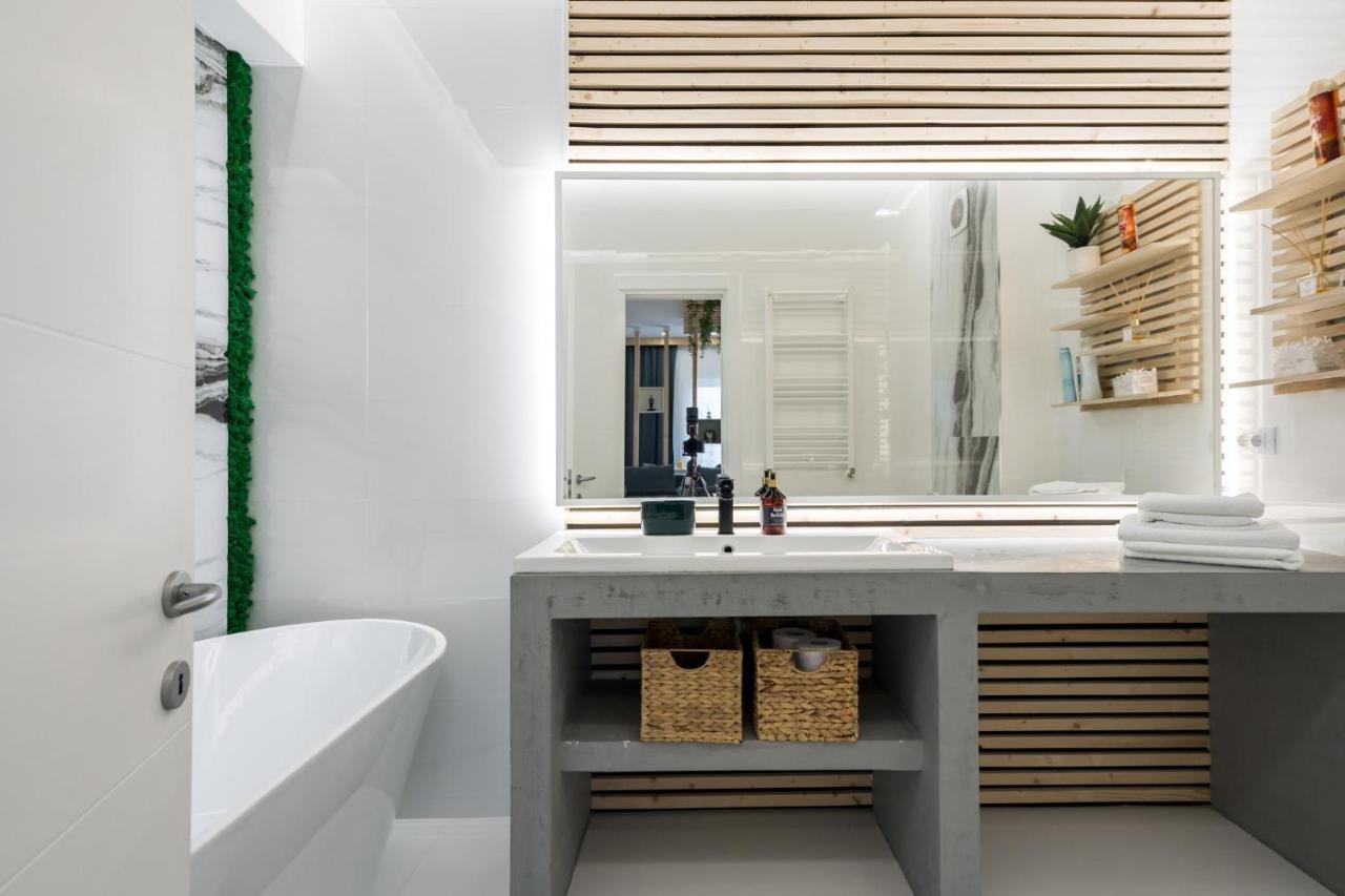 Appartamento Jungle Escape - Luxe 1-Br Haven In Bucarest Esterno foto