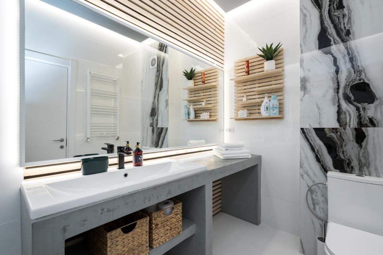 Appartamento Jungle Escape - Luxe 1-Br Haven In Bucarest Esterno foto